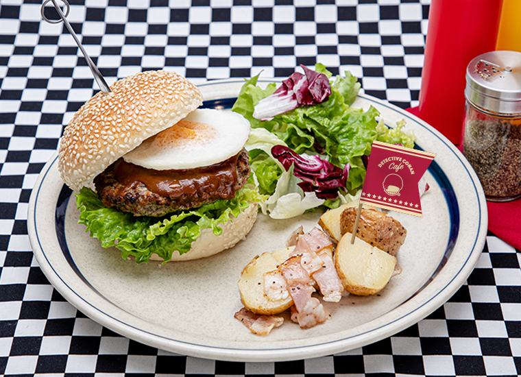 SNIPER BURGER（赤井秀一） ビーフパテに目玉焼きとデミグラスソースをトッピングしたハンバーガー。赤井のピック付き。 単品 :1,599円(税込1,759円) アクリルキーホルダー＋500円(税込550円)