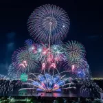 音楽に合わせて打ち上げる“グレートスカイアート”。花火打ち上げをコンピューターで制御1/30秒単位でうちあげます。滞空時間、残存光を計算に入れ、花火を音楽のリズム・メロディー・楽器・歌詞・ボーカルに合わせて、名古屋港ガーデンふ頭のビューならではの演出をお届けします。