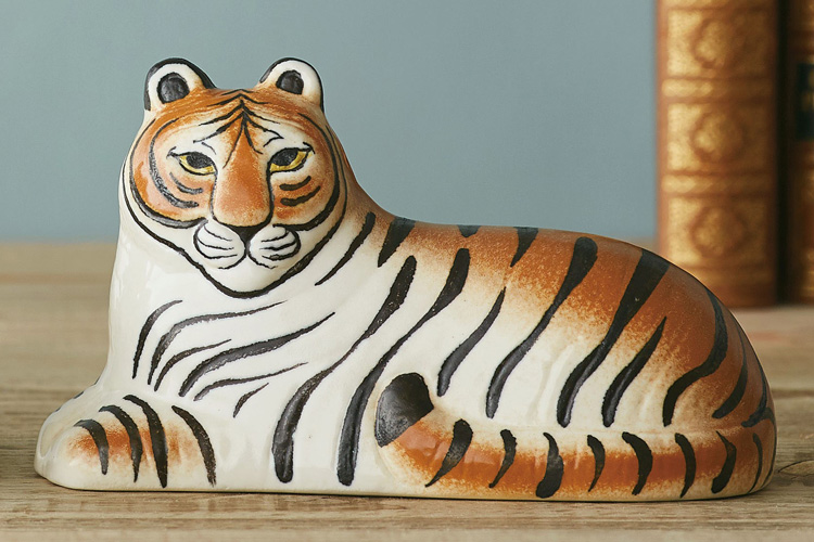 世界中で支持を集める＜リサ・ラーソン＞の陶芸作品も登場。 来年の干支「トラ」の陶器は50点限定！ショップにて整理券が配布されます。